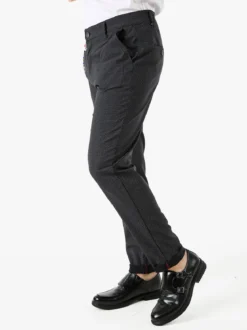 Andy Don B Pantaloni casual da uomo con stampa texture e dettaglio catena - nero