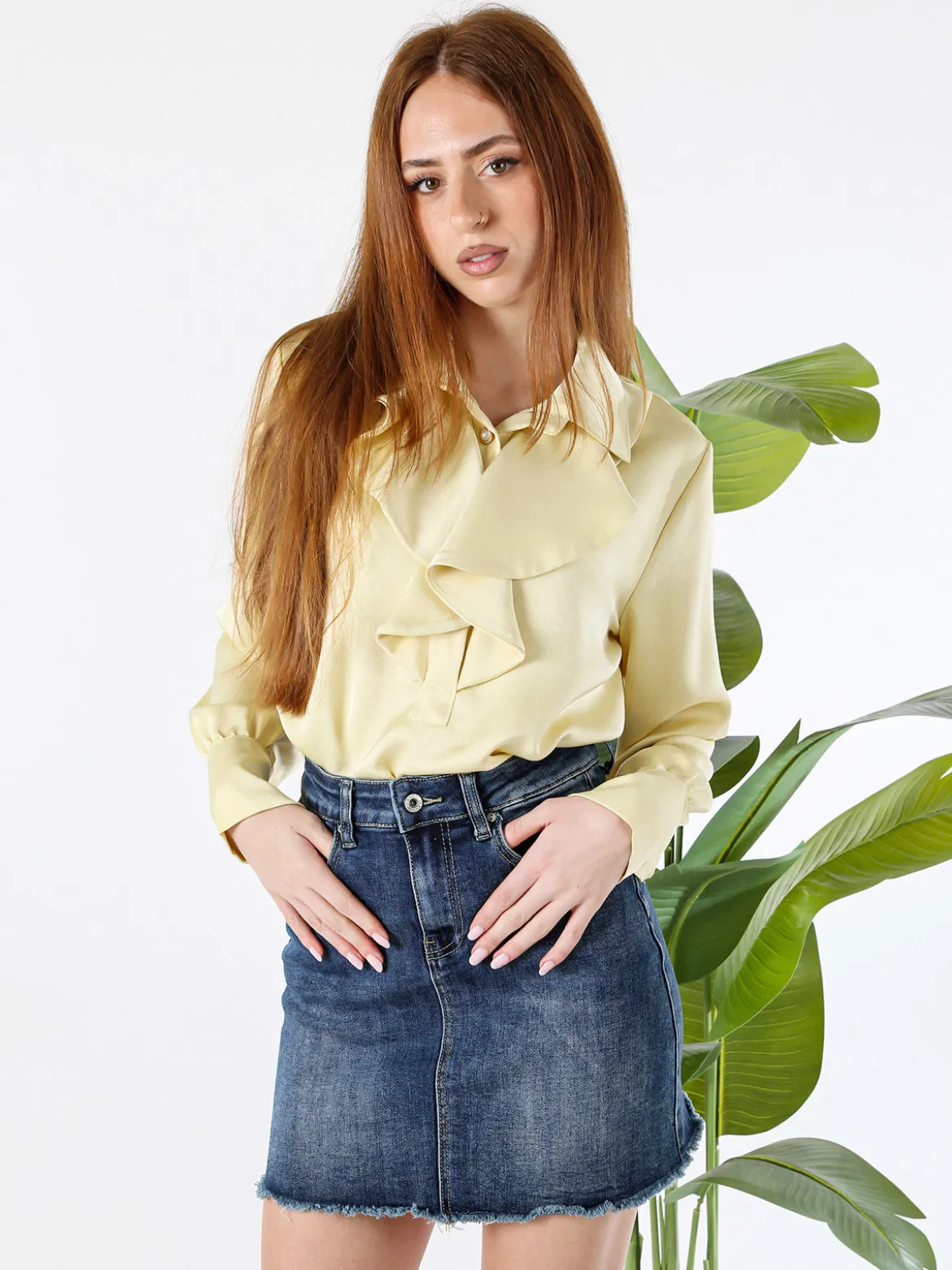 Solada Blusa donna con bottoni di perle e volant sullo scollo - giallo