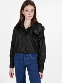 Solada Camicia donna oversize con fiore gioiello applicato