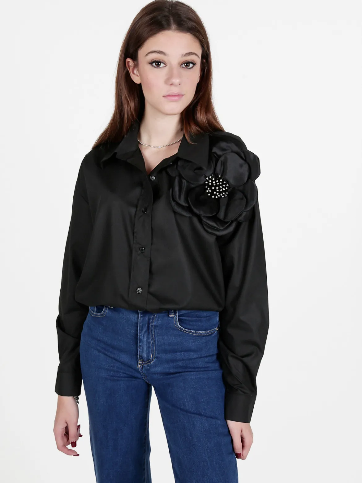 Solada Camicia donna oversize con fiore gioiello applicato