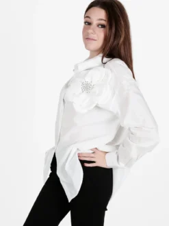 Solada Camicia donna oversize con fiore gioiello applicato