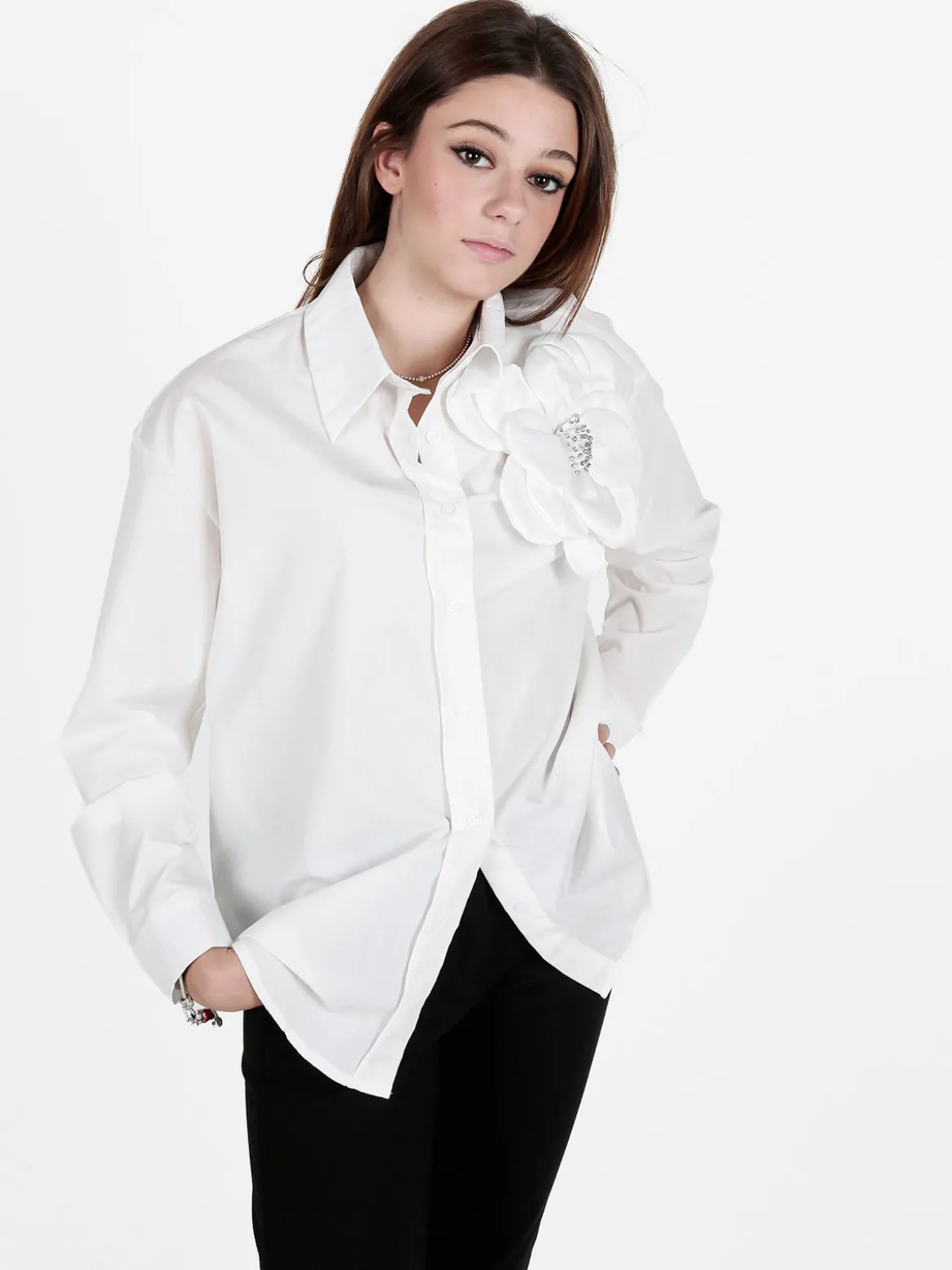 Solada Camicia donna oversize con fiore gioiello applicato