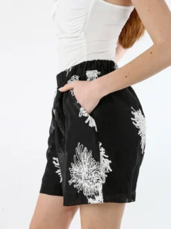Solada Shorts donna a vita alta con ricami - nero