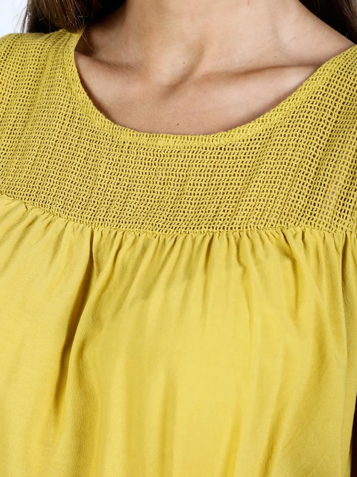 Solada Top donna in viscosa con scollo traforato senape