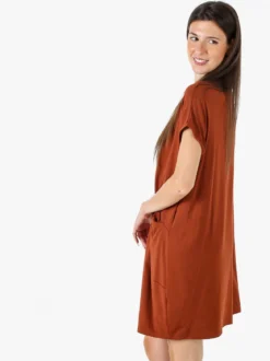 Solada Vestito maxi da donna a maniche corte con taschini - cuoio
